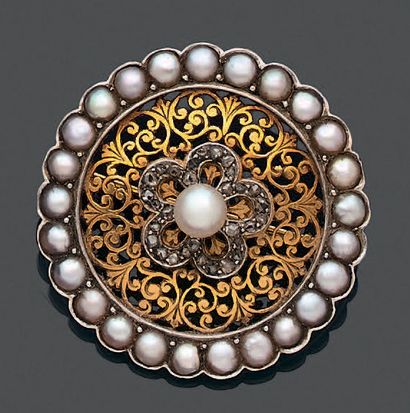 null 
Round brooch in gold 750 thousandths and platinum 850 set with half-pearls.

Diameter:...