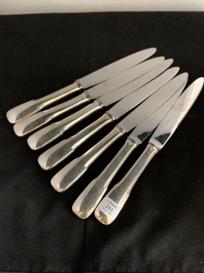 null Vingt-quatre couteaux de table, modèle uniplat, le manche en métal argenté,...