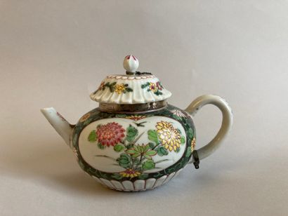 CHINE-Epoque QIANLONG (1736-1795) Verseuse en porcelaine à décor en émaux polychromes...