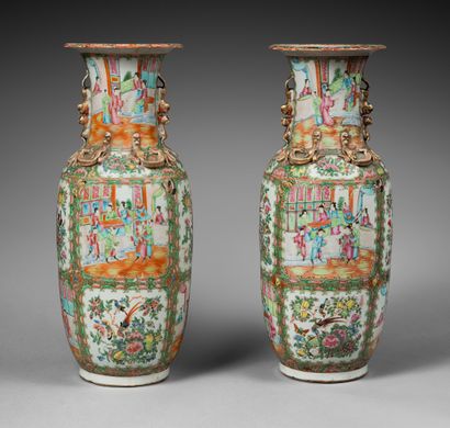 CHINE, Canton-Vers 1900 A pair of porcelain baluster vases, the neck poly-lobed,...