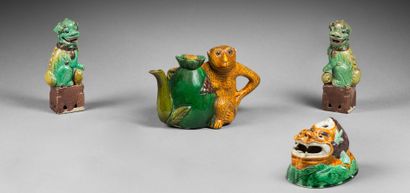 CHINE-Epoque KANGXI (1662-1722) Verseuse en forme de singe assis tenant une grenade...