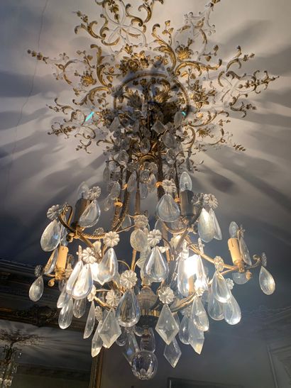 null Gilt bronze and cut glass chandelier with six lights decorated with pendants,...