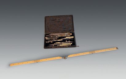 null Graduated folding ruler in engraved ivory.
England, 19th century.
L: 16 cm (folded)....