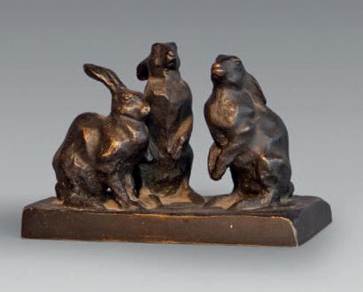 null Groupe en bronze patiné représentant trois lapins.
Fin du XIXe siècle ou début...