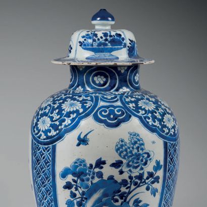 CHINE-Epoque KANGXI (1662-1722) Pair of porcelain pots decorated in blue underglaze...
