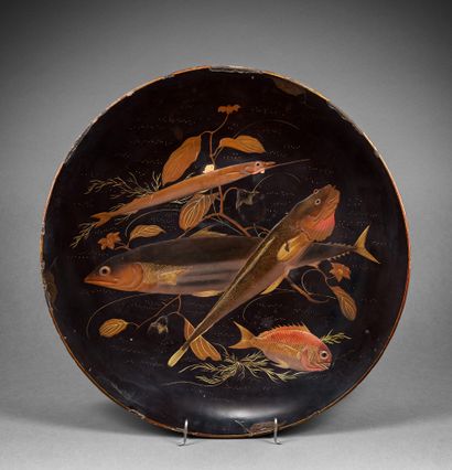 JAPON-Epoque MEIJI (1868-1912) A large round black lacquer cup on a foot with gold...