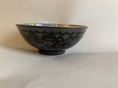 JAPON-XXe siècle Porcelain bowl decorated in blue underglaze and polychrome enamels...
