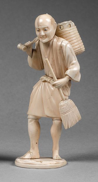 JAPON-Epoque MEIJI (1868-1912) Ivory okimono, peasant standing with a basket on his...