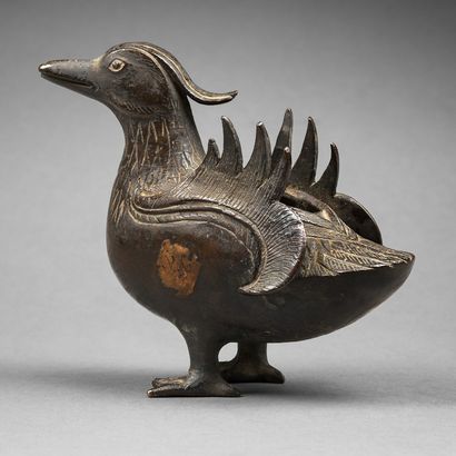 CHINE-XIXe siècle A small duck-shaped incense burner in bronze with a brown patina.
(Lid...