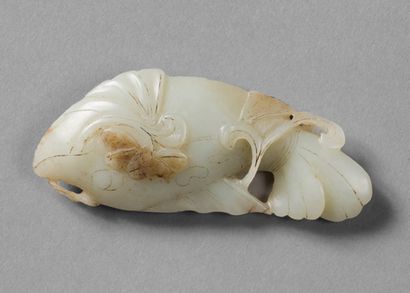 CHINE-XXe siècle Two celadon and rust nephrite animals: a fish holding a lotus stem...