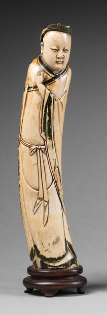 CHINE-Epoque MING (1368-1644) Statuette en ivoire partiellement polychrome, jeune...