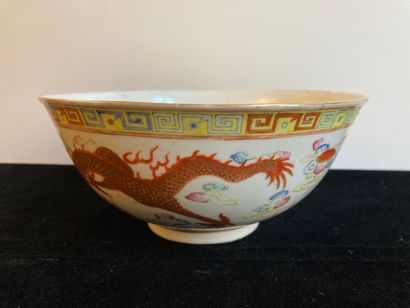 CHINE-XXe siècle Bol en porcelaine émaillée polychrome à décor de phénix et dragon...