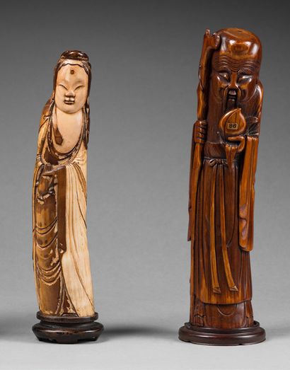 CHINE-XIXe siècle Deux statuettes en ivoire teinté, Shoulao debout tenant une pêche...