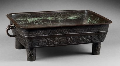 JAPON-XIXe siècle Rectangular planter in bronze with brown patina and chiseled decoration...