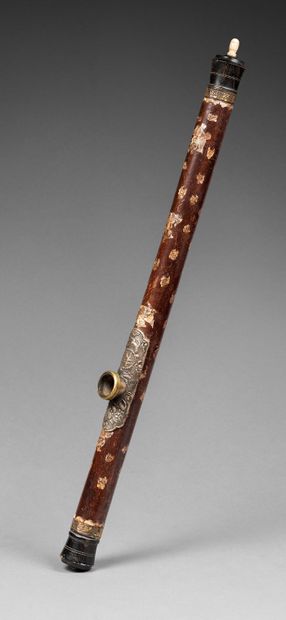 VIETNAM-Vers 1900 Wooden opium pipe decorated with mother-of-pearl inlays of immortals...