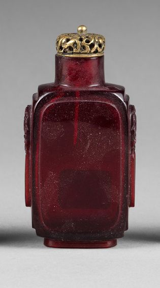 CHINE-XIXe siècle A red translucent glass snuff bottle of rectangular shape, two...