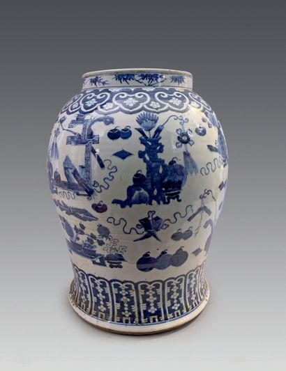 CHINE-XIXe siècle Potiche balustre en porcelaine bleu blanc à décor d'objets mobiliers...
