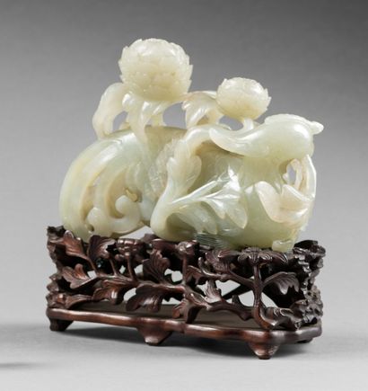 CHINE-XIXe siècle Celadon nephrite group, phoenix posed, head turned slightly to...