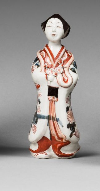 JAPON, Fours d'Arita-Epoque EDO (1603-1868) Statuette of a young woman in porcelain...