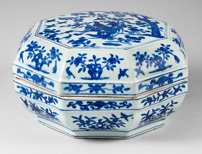 CHINE-Epoque JIAJING (1522-1566) Grande boite de forme octogonale en porcelaine décorée...