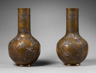 JAPON-Epoque MEIJI (1868-1912) A pair of bronze bottle vases with brown patina and...