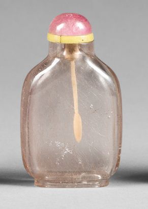 CHINE-XIXe siècle A flattened snuff bottle with drooping shoulders in smoked rock...