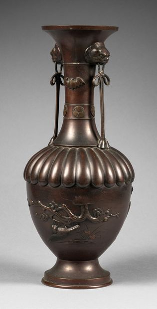 JAPON-Epoque MEIJI (1868-1912) A brown patina bronze vase with a low gadrooned body...