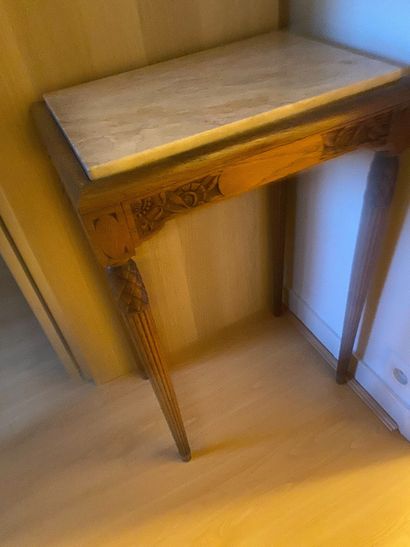 null 
*Petite table d'appoint en bois ciré ; plateau de marbre. Style 1940.

