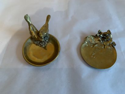 null Two gilded bronze pockets: one showing a couple of birds on a nest, signed L....
