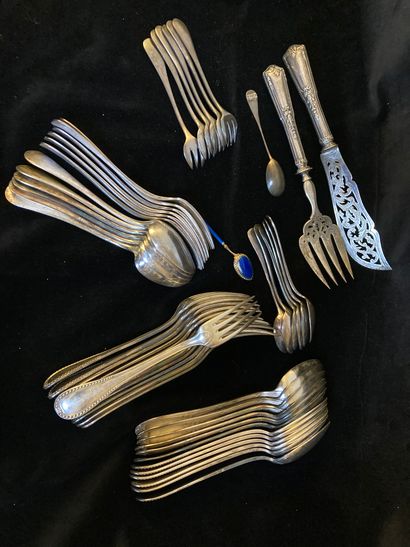 null Lot in silver plated metal including: six cutlery with pearl pattern, six cutlery...