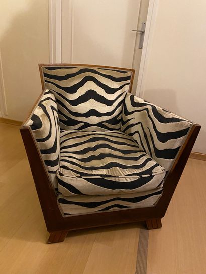 null 
*Lot comprenant: fauteuil moderne imitation cuir noir et fauteuil monture bois...