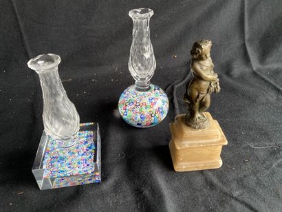 null Lot comprenant : deux vases soliflore en cristal de Baccarat, base à bonbons...