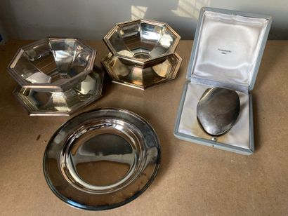 null 
Lot in silver plated metal including: two cups with cut sides on false dormant,...