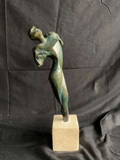null Inge FREESE, Danse, bronze à patine verte numéroté 1/8. H. 37 - L. 15 cm