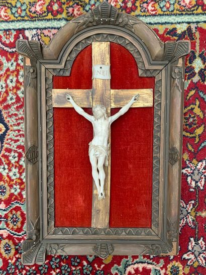 null Enluminure et Christ en croix dans un encadrement en bois sculpté.