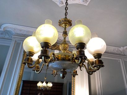 null Gilded bronze chandelier with six arms of lights and globes. English style.
