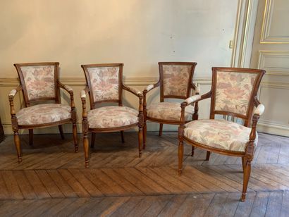null Suite of four armchairs in natural wood with cabriolet back. Directoire sty...