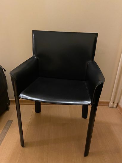 null 
*Lot comprenant: fauteuil moderne imitation cuir noir et fauteuil monture bois...