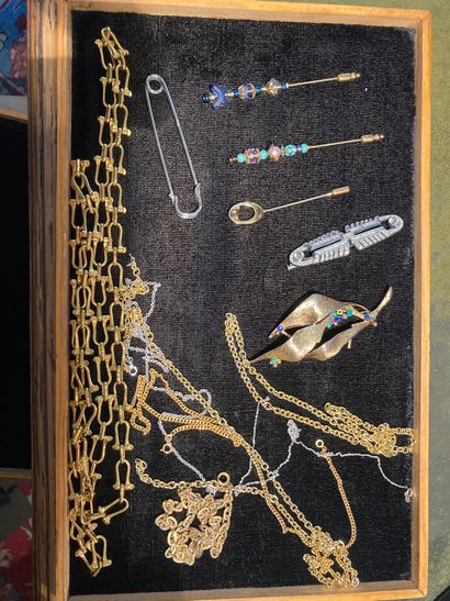 null Lot of costume jewelry, watches, etc.