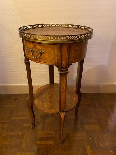 null Small flying table in veneer and marquetry. Transitional style Louis XV-Louis...