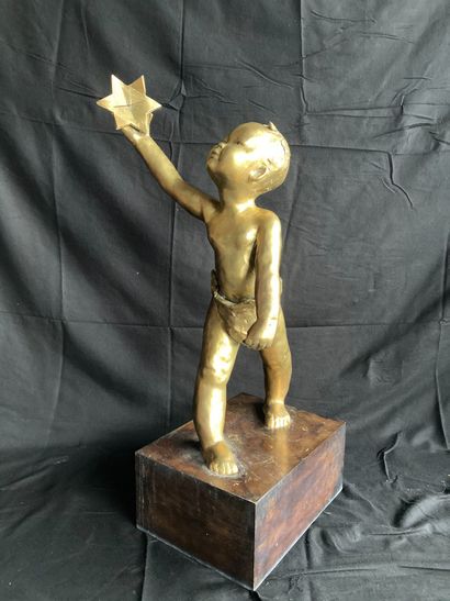 null Annouck DUPONT, L'enfant tenant une étoile, bronze à patine dorée numéroté 1/8....