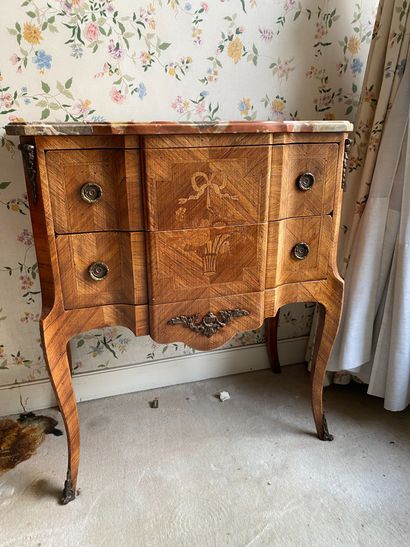 null Small chest of drawers in wood veneer and marquetry with a front opening to...