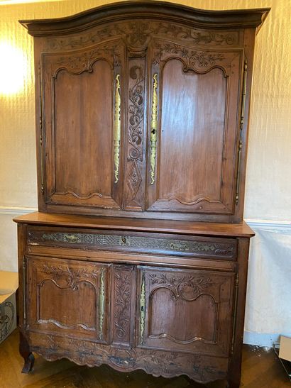 null Buffet two bodies in natural wood, molded and carved opening to two doors, a...