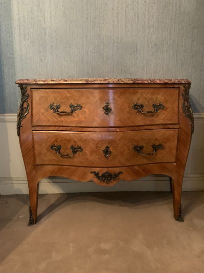 null Chest of drawers in veneer and marquetry opening to two drawers on a front ventrue....