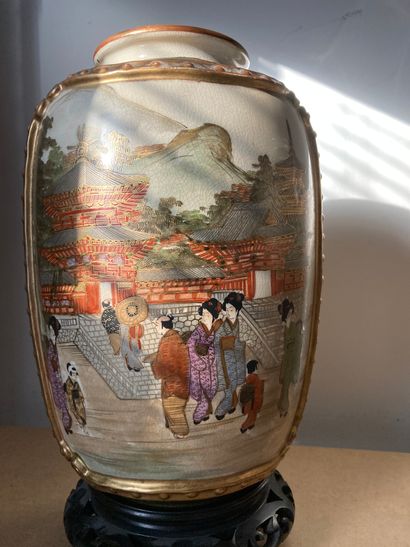 null Lot including :

- Two japanese vases decorated with landscapes and characters....