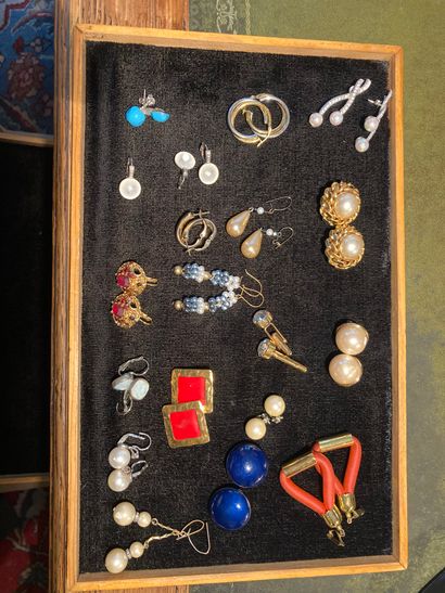 null Lot of costume jewelry, watches, etc.
