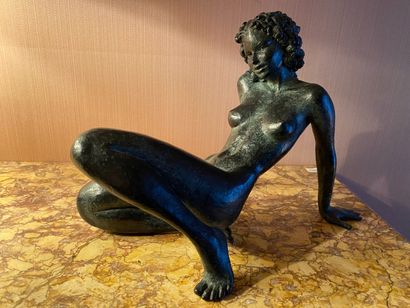 null Modern school. Reclining woman. Bronze with green patina.