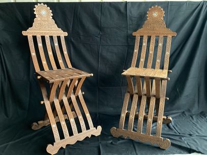 null Deux chaises en bois sculpté et motifs en incrustation. Travail syrien.