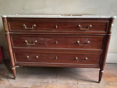 null Varnished wood chest of drawers opening to three drawers, tapered legs. Louis...