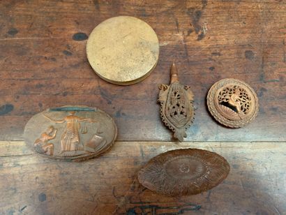 null Lot comprenant: Médaille en bronze figurant Napoléon III et quatre objets de...